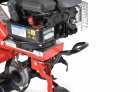 Benzínový rotavátor HECHT 746 BS - na přední straně je madlo pro snadnější manipulaci
