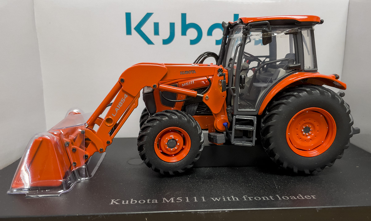 Model traktoru KUBOTA M5111 s elnm nakladaem